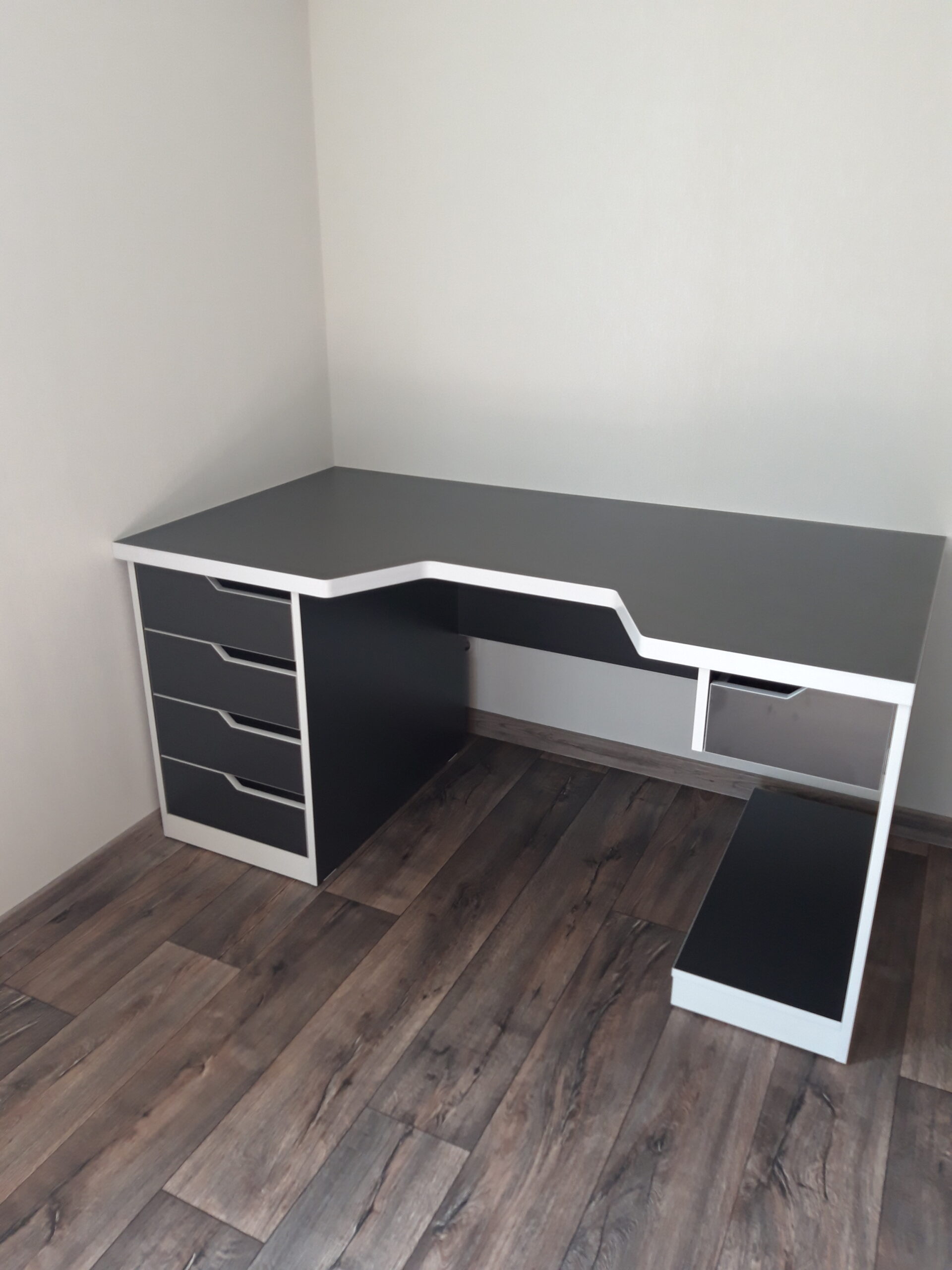 table bw